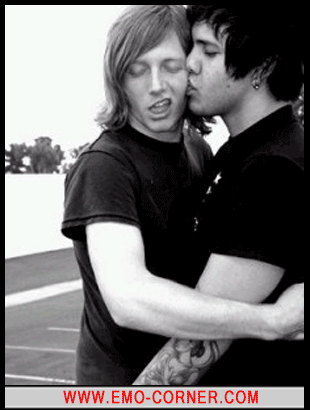 emo rockers kissing!